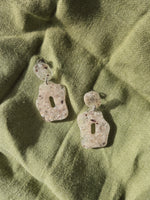 Charger l'image dans la galerie, Boucles d'oreilles Siloé | Puces