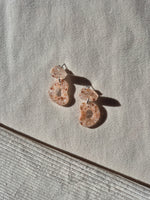 Charger l'image dans la galerie, Boucles d'oreilles Angèle | Puces